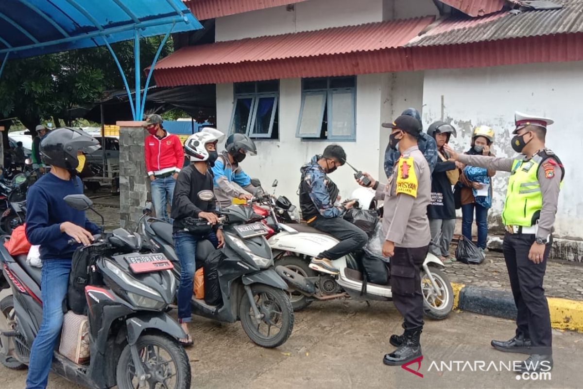 Aktivitas penyeberangan di Pelabuhan Tanjungkalian terpantau lancar