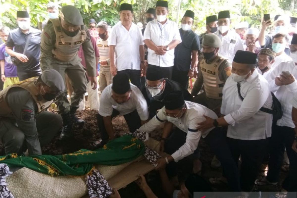 Almarhum Tokoh Sumut Panusunan Pasaribu dimakamkan di Tanjung Rompa Marancar