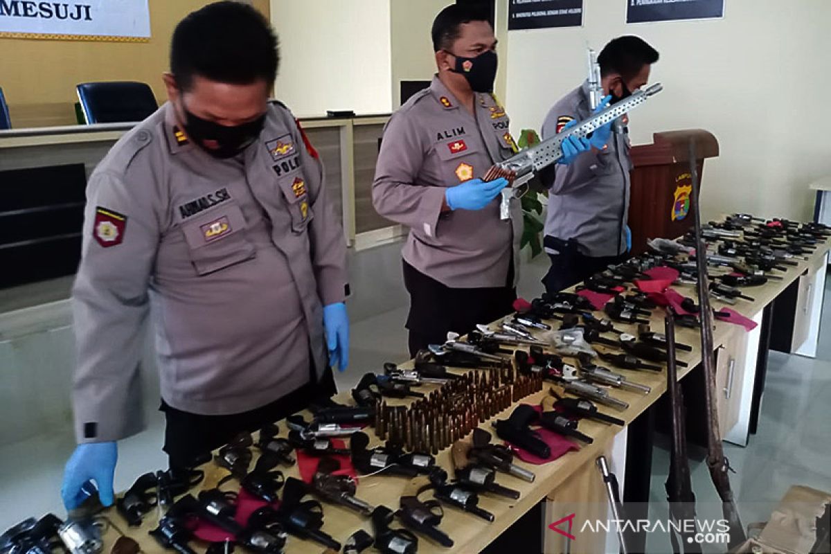 Polres Mesuji sita 171 senpi rakitan dan laras panjang