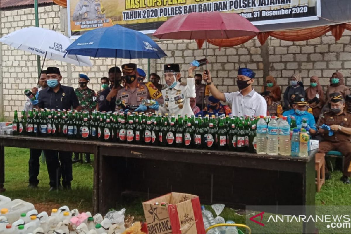 Polres Baubau musnahkan 520 botol Miras menjelang tahun baru