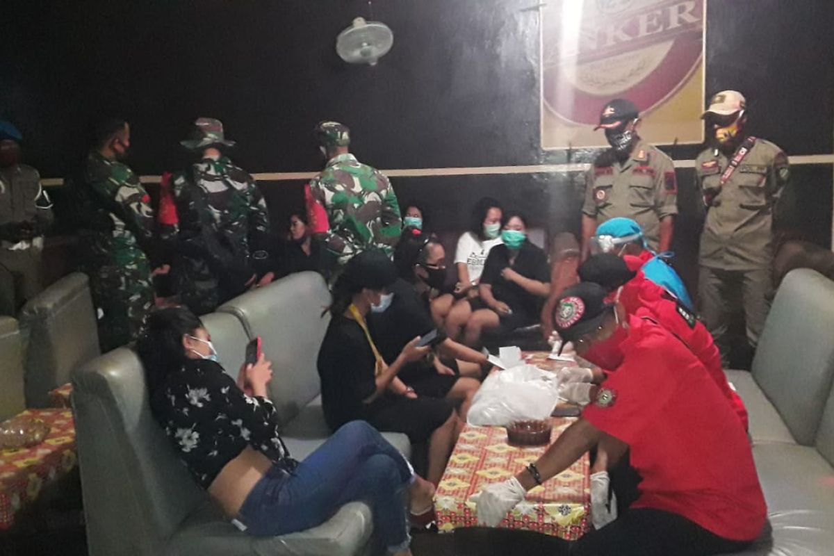 Tim Gabungan Pemkab Malra-TNI tracing COVID-19 di karaoke