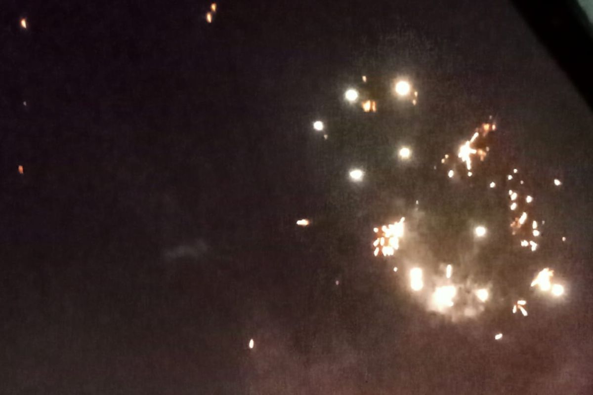 Warga Kota Jayapura sambut tahun baru pesta kembang api