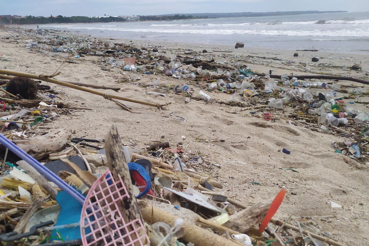 Pantai Kuta dipenuhi sampah Tahun Baru 2021