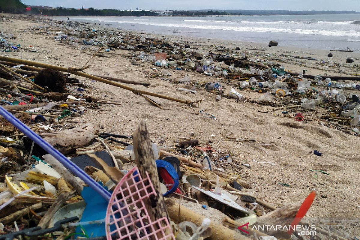 Libur Tahun Baru 2021, Pantai Kuta dipenuhi sampah
