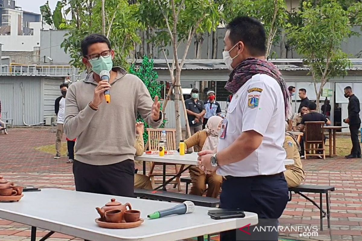 Sandiaga Uno beri kenang-kengan kain Ulos Danau Toba kepada Wagub DKI