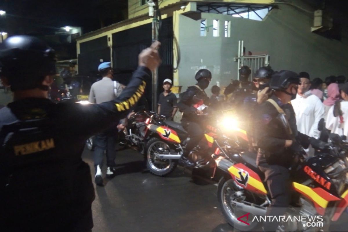 Tim TNI/Polri bubarkan kerumunan malam tahun baru di Makassar
