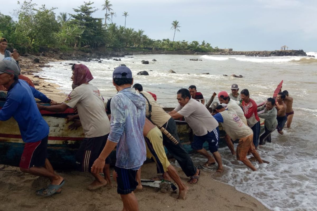 Perahu nelayan Lebak  terbalik diterjang gelombang