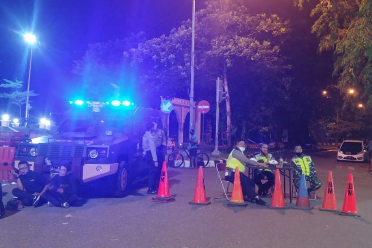 Jalan  masuk  ke pantai Padang ditutup polisi (Video)