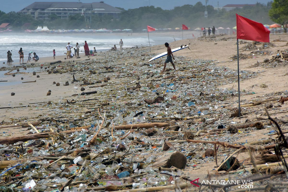 Sekitar 30 ton sampah diangkut dari kawasan Pantai Kuta