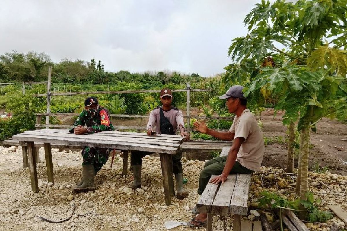 Babinsa-Bhabinkamtibmas lakukan komunikasi sosial dengan petani Keerom