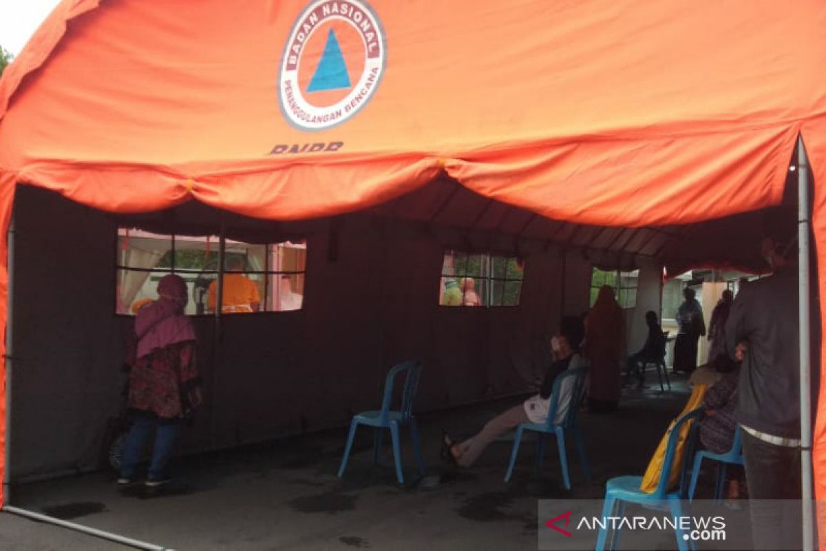 RSUD dr Moewardi Surakarta dirikan tenda sebagai antisipasi membeludaknya pasien COVID-19