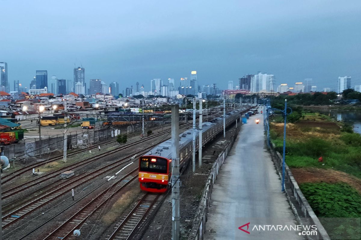 Waspadai hujan petir dan angin kencang di Jakarta