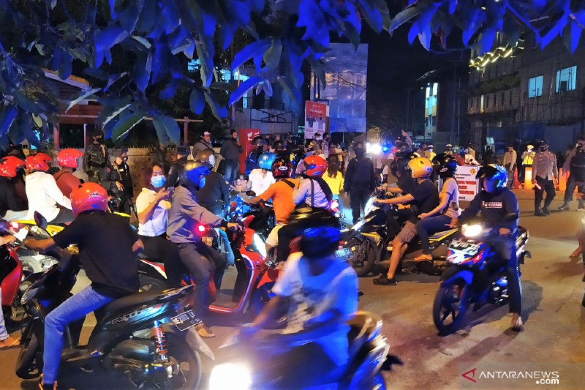 Tim gabungan bubarkan pawai kendaraan bermotor malam pergantian tahun di Ambon