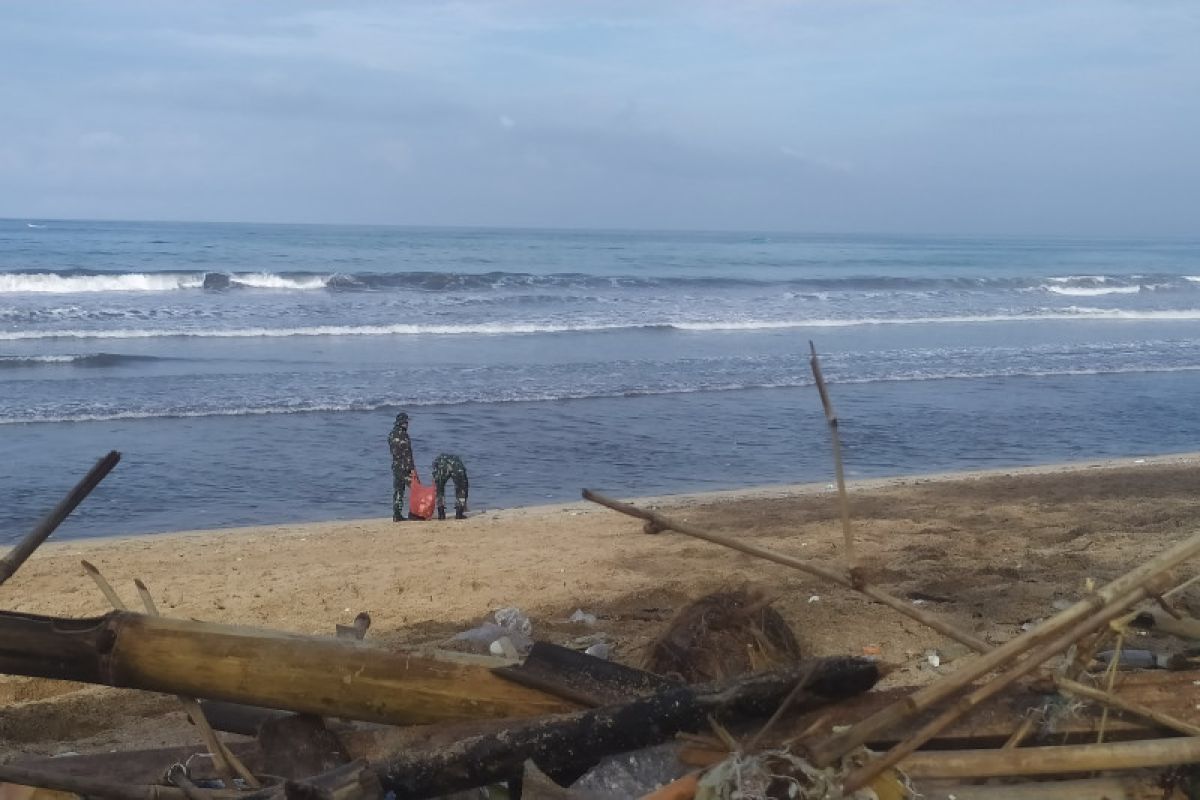 Prajurit TNI bantu bersihkan kawasan Pantai Kuta