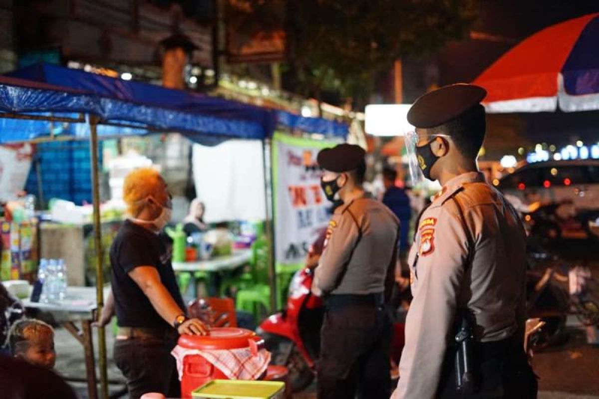 Personel gabungan Mamuju bubarkan warga yang berkerumun di malam tahun baru