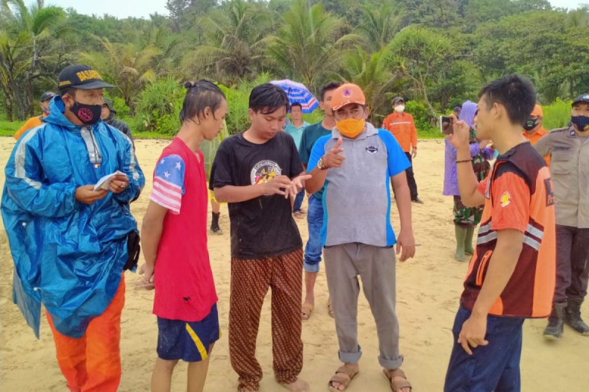 BPBD Banten cari warga Jakarta hilang diterjang ombak pesisir selatan