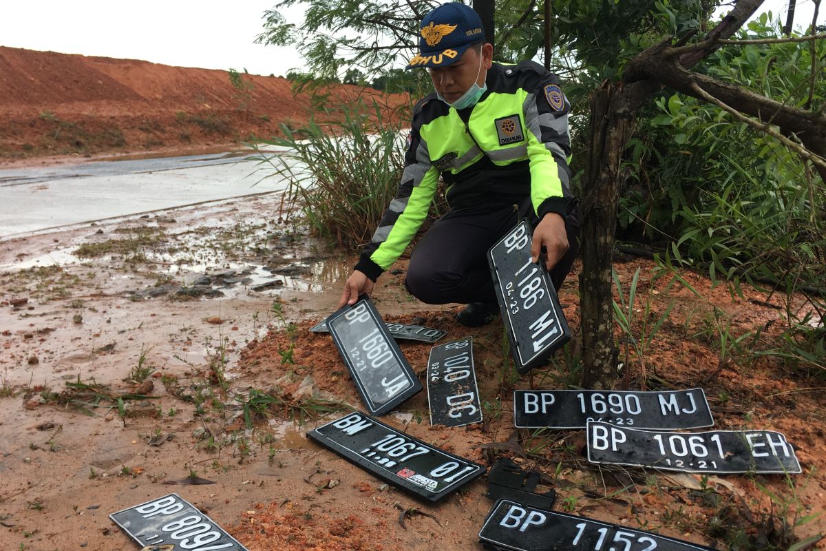 Plat kendaraan banyak ditemukan di titik banjir Batam