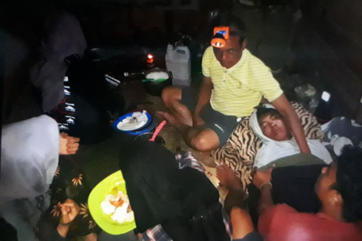 Tim SAR mengevakuasi pendaki yang mengalami hipotermia di Gunung Talamau