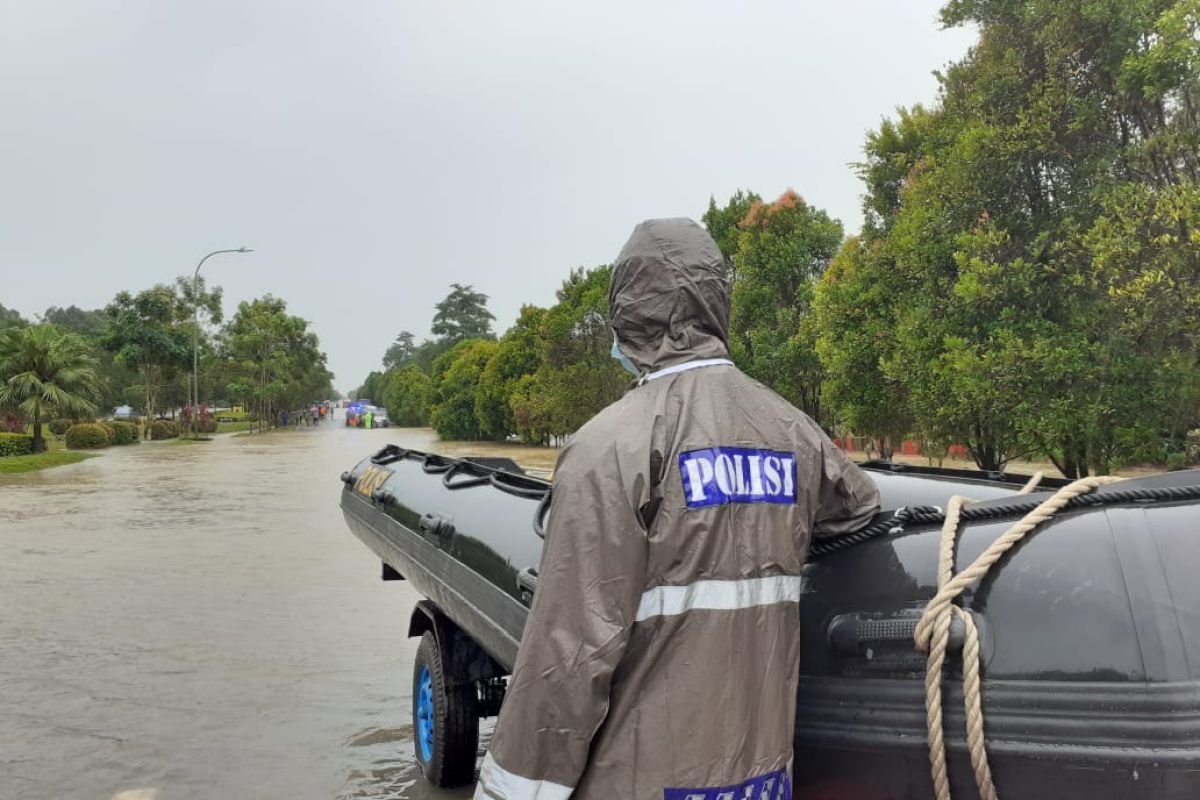 Penjagaan di jalur lintas Bandara Hang Nadim yang terendam banjir