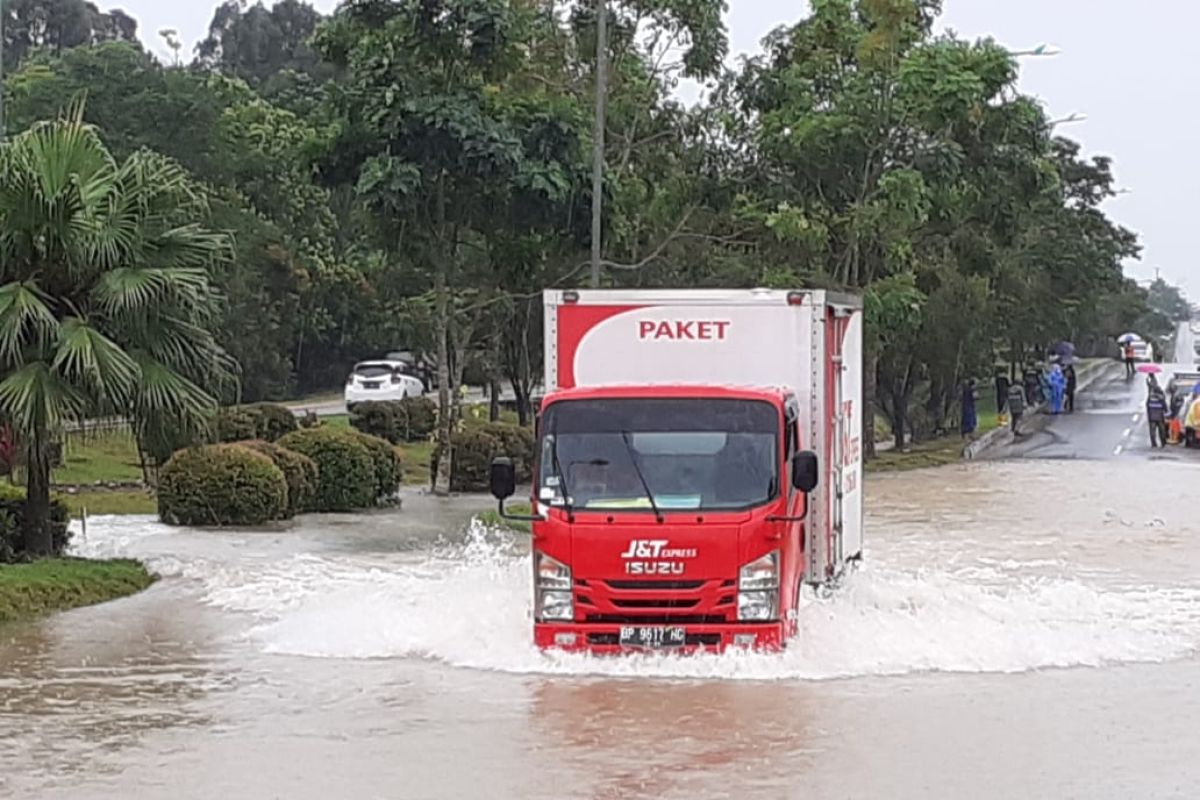 Jalan menuju Bandara Hang Nadim terendam banjir