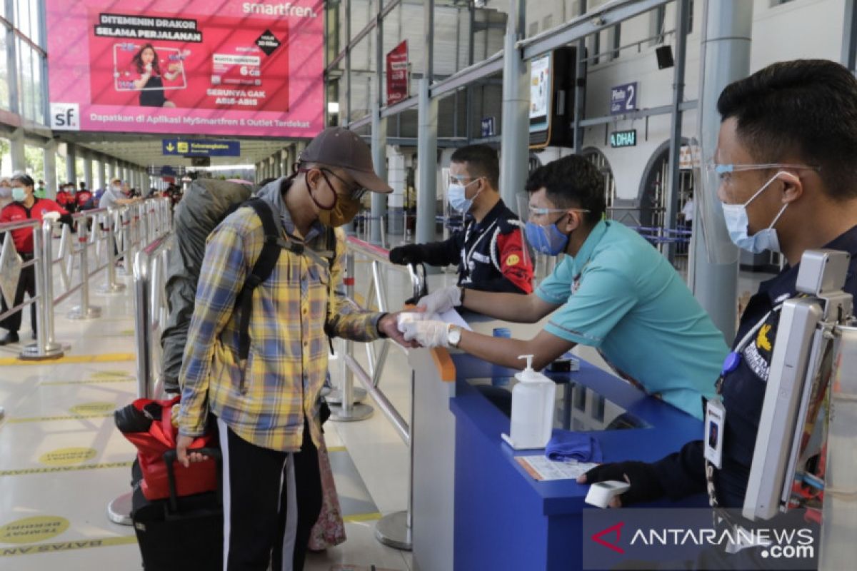 KAI pastikan penumpang berangkat dan datang area Daop 1 sehat