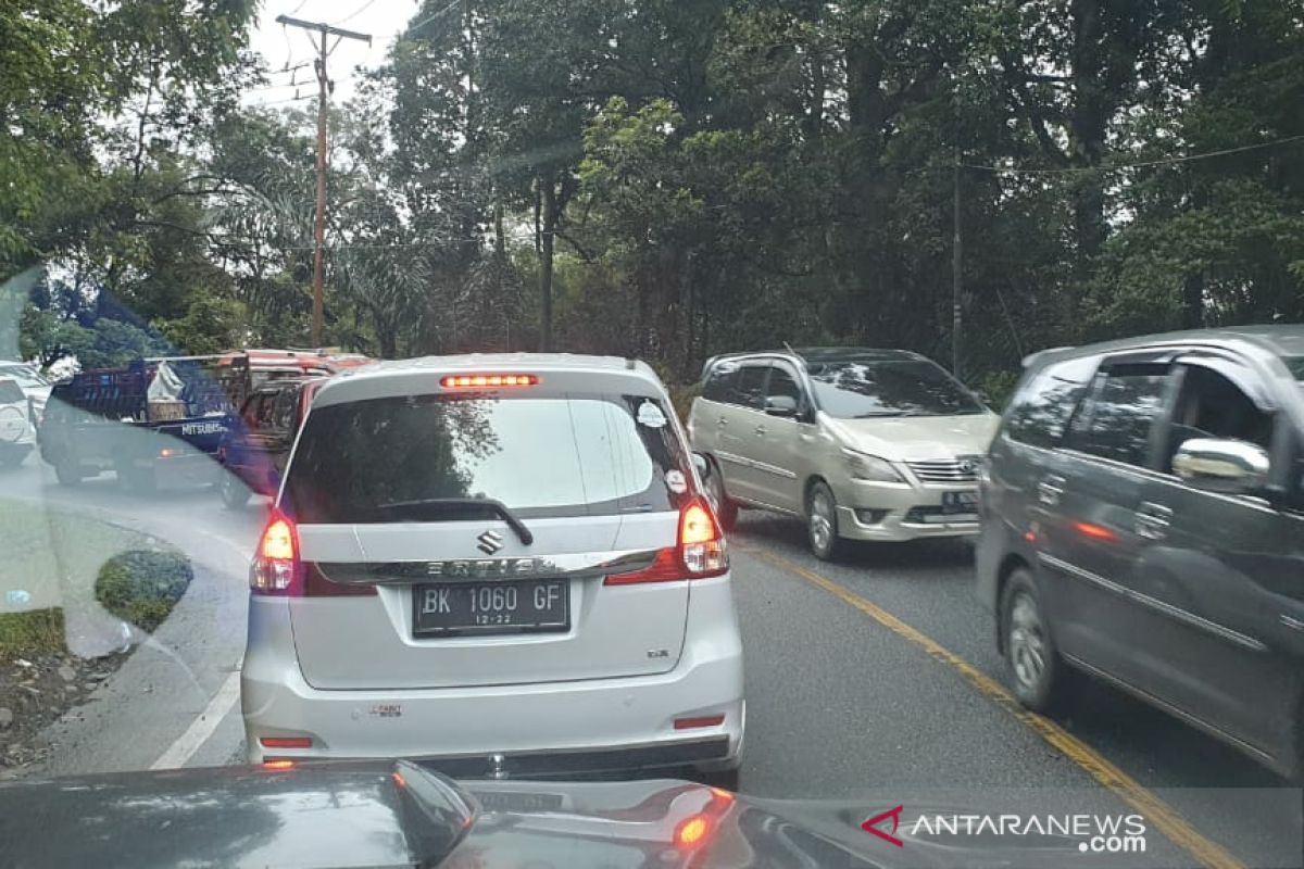 Jalan lintas Sumatera di Kabupaten Karo dipadati kendaraan