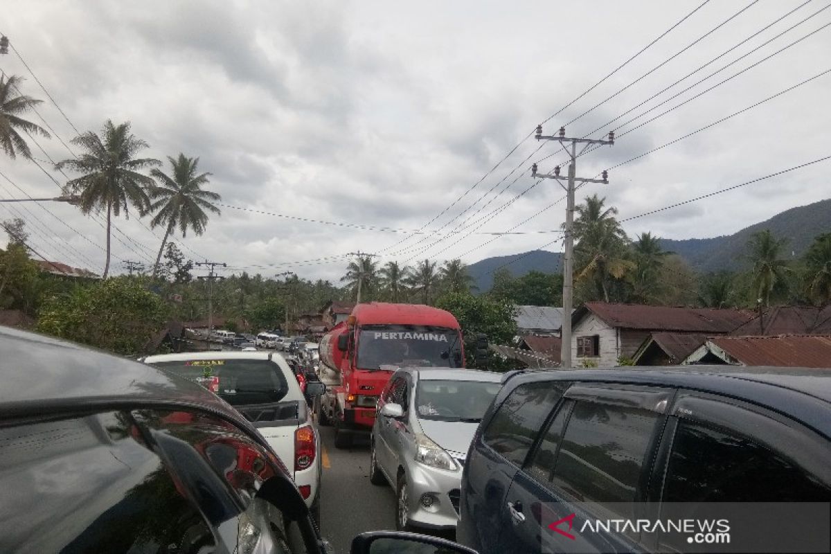 Jalur Lintas Tengah Sumatera Tapanuli Selatan dipadati kendaraan wisatawan