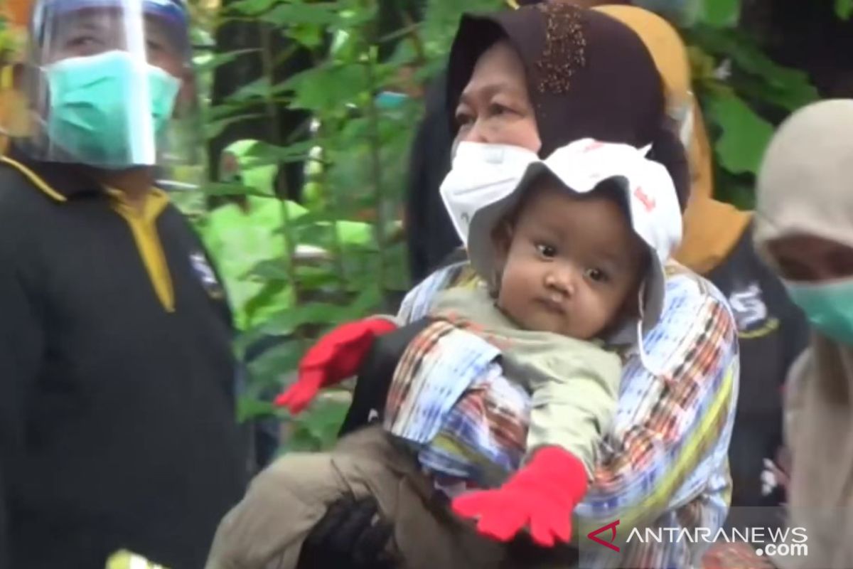 Mensos Risma liburan bersama cucu di Kebun Binatang Surabaya