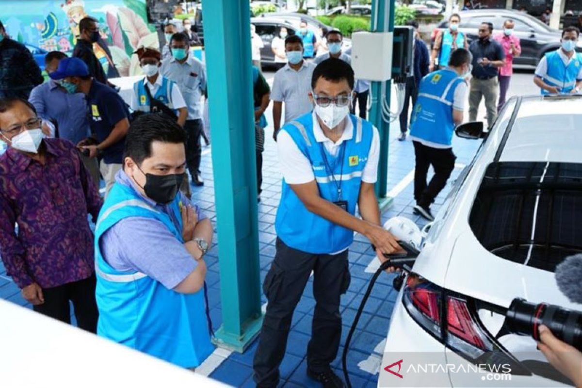 Kemenko: Kalau mau beli mobil listrik, tunggu sampai akhir tahun