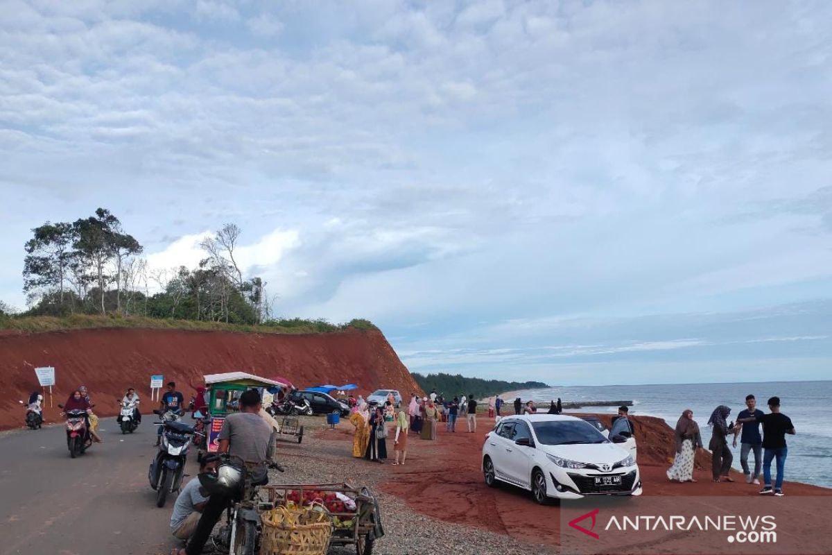 Liburan tahun baru Pantai Aceh Jaya dipadati pengunjung