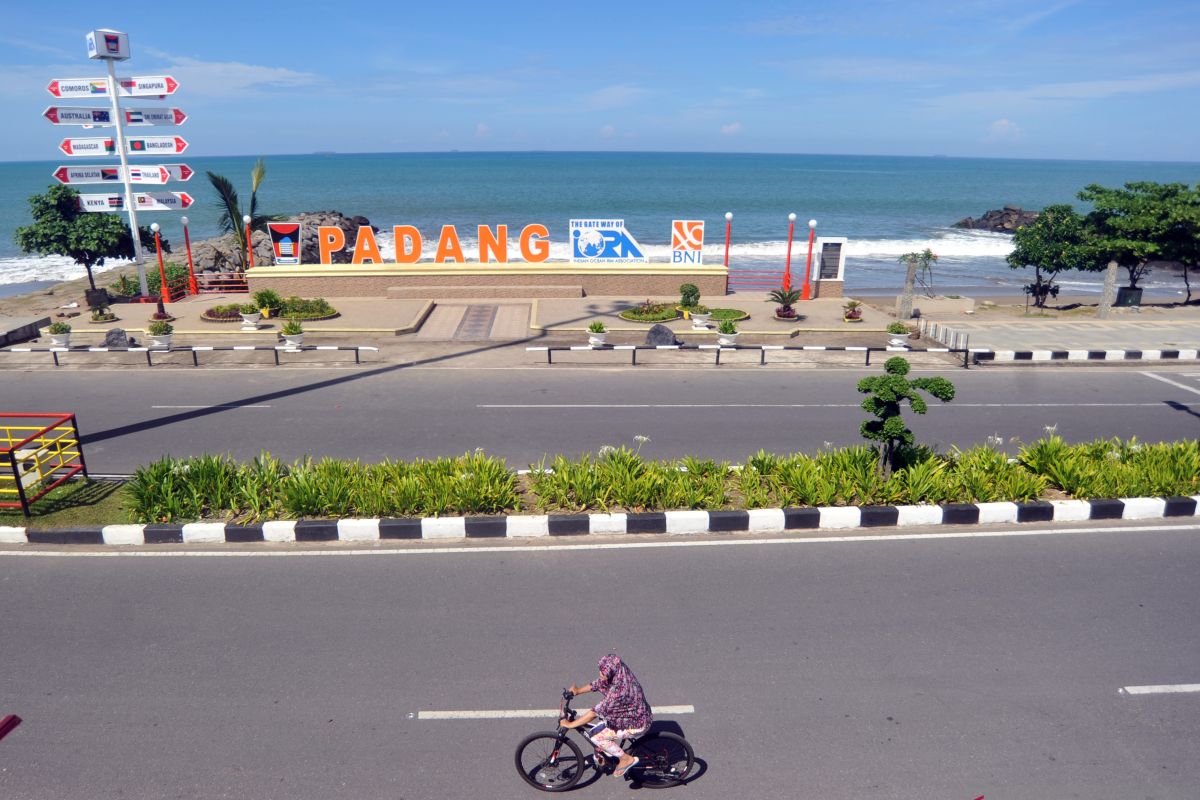 Kawasan wisata Pantai Padang ditutup total