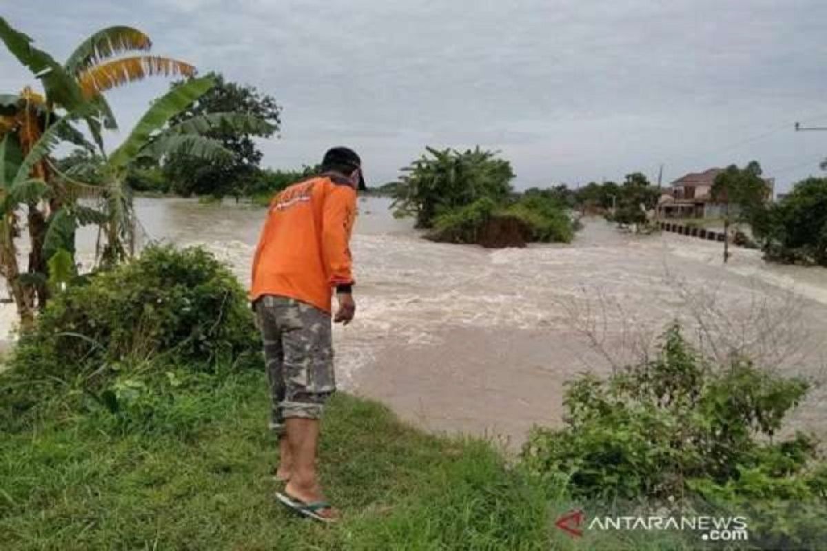 Belasan warga mengungsi akibat tanggul Sungai Gelis di Kabupaten Kudus jebol