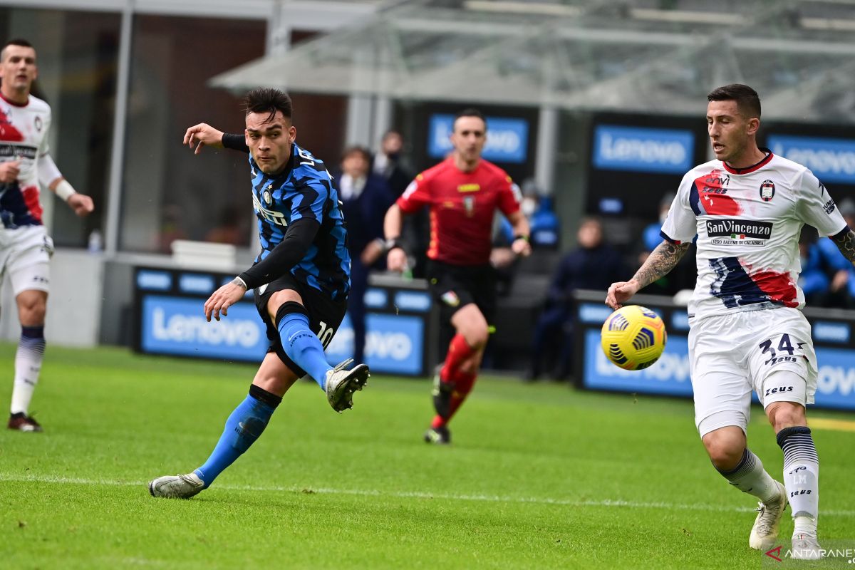 Inter menang besar 6-2 atas Crotone untuk rebut puncak klasemen