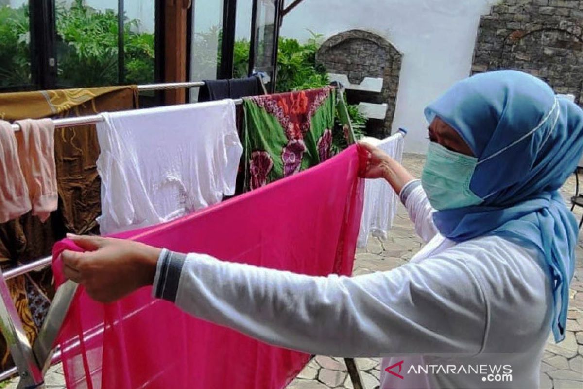 Gubernur Khofifah cuci baju sendiri saat jalani isolasi mandiri