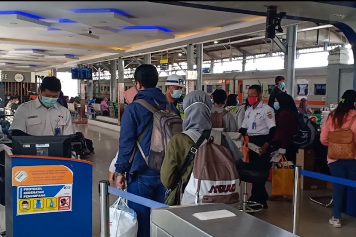 Stasiun di Yogyakarta memberangkatkan 3.600 penumpang puncak arus balik