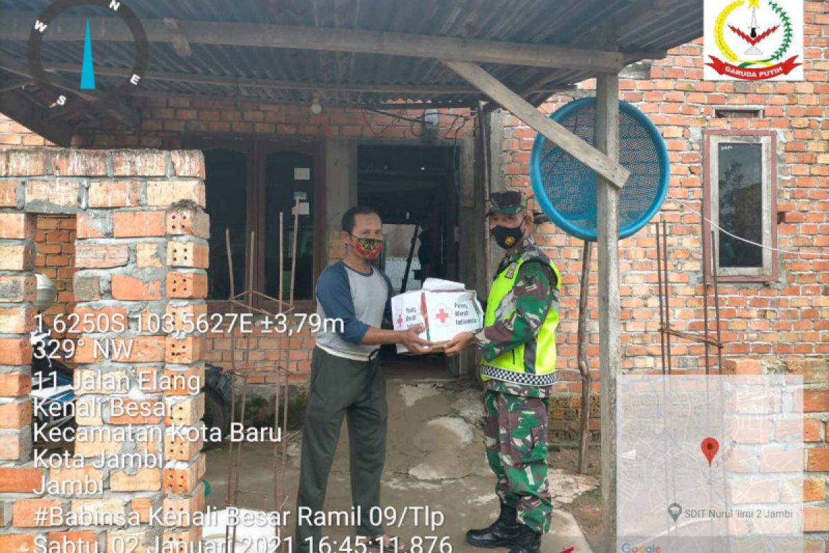 TNI mendampingi relawan ACT salurkan sembako ke warga terdampak banjir