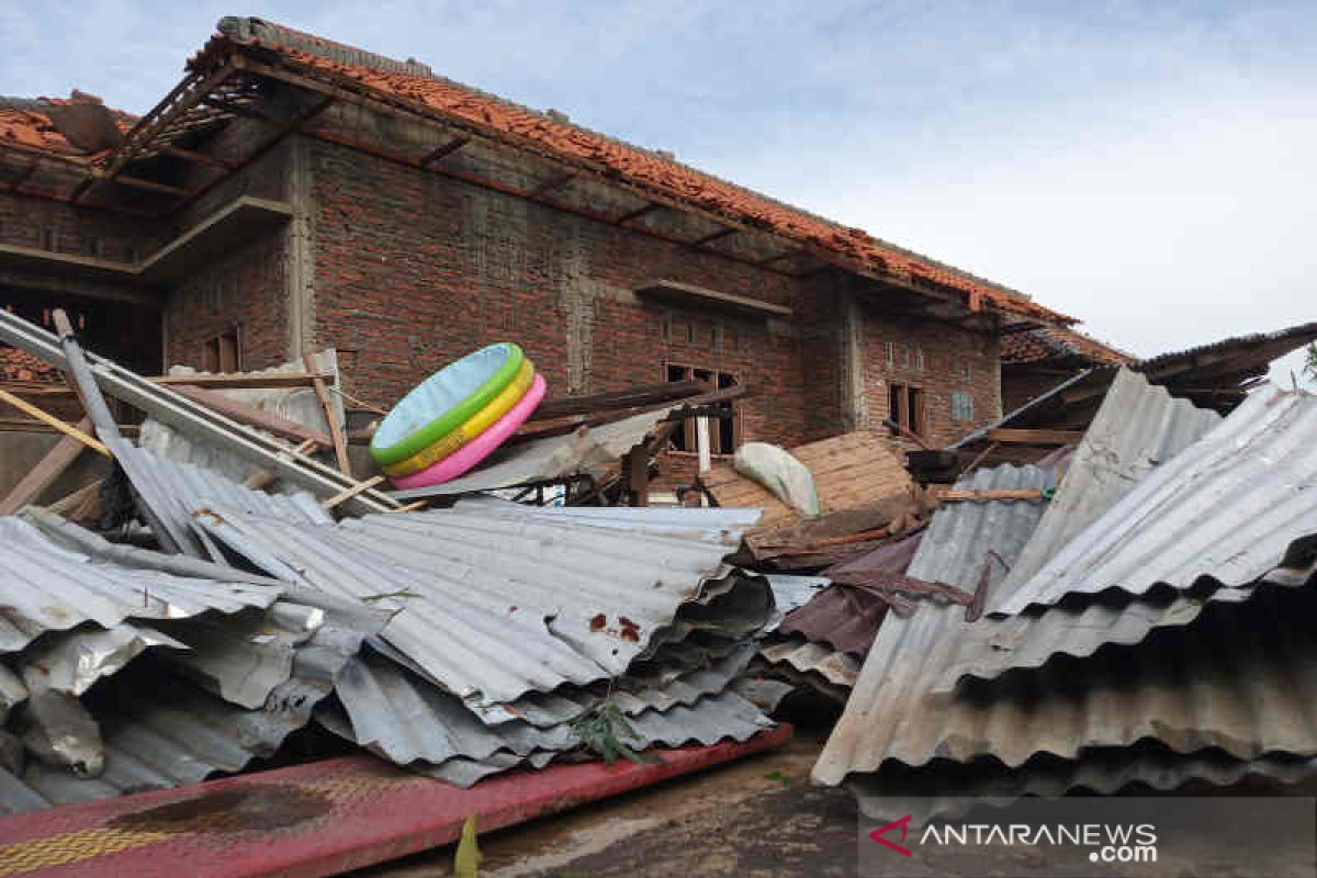 278 rumah rusak diterjang angin puting beliung Sabtu sore