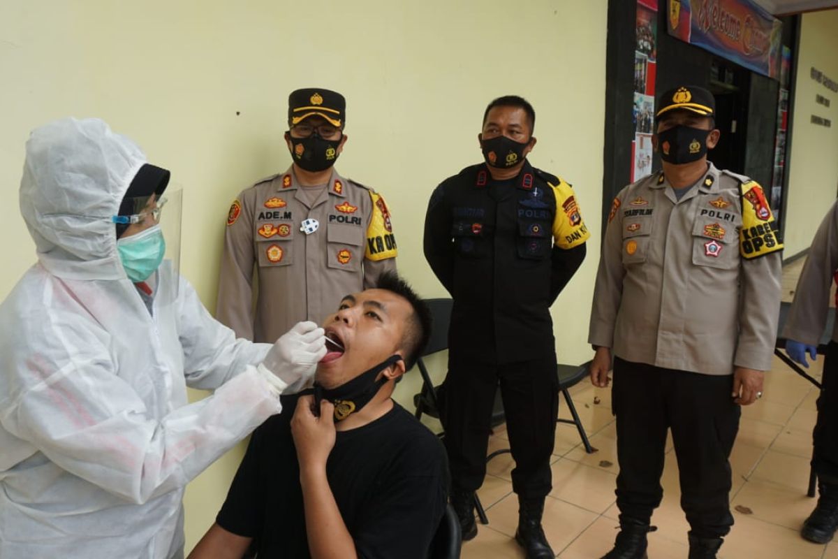 Polisi di Lebak lakukan tes cepat antigen COVID-19 personel bantuan