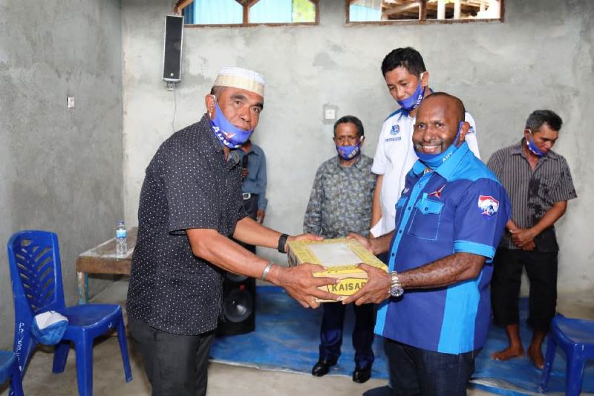 Demokrat Papua bantu keramik dan semen pembangunan Masjid Al Muhajirin Pulau Kosong