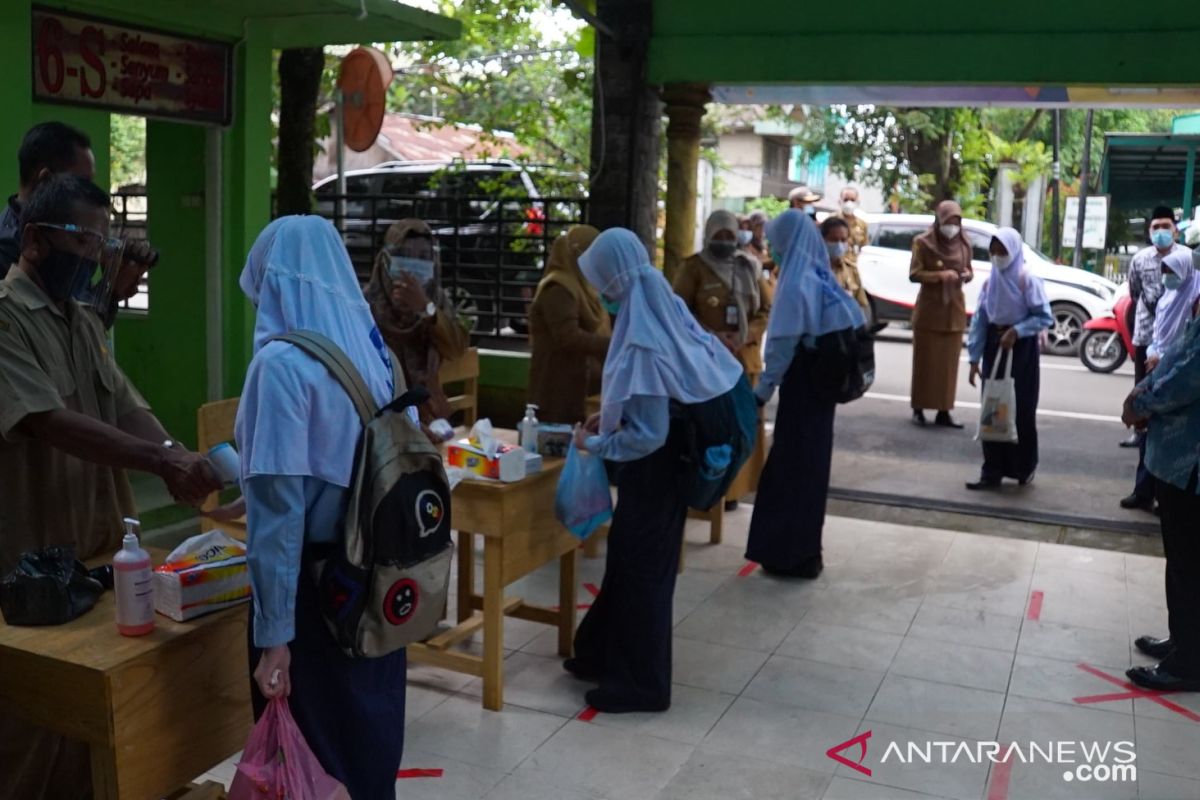 Pembelajaran tatap muka, Bupati HSS pastikan terpenuhinya protokol kesehatan