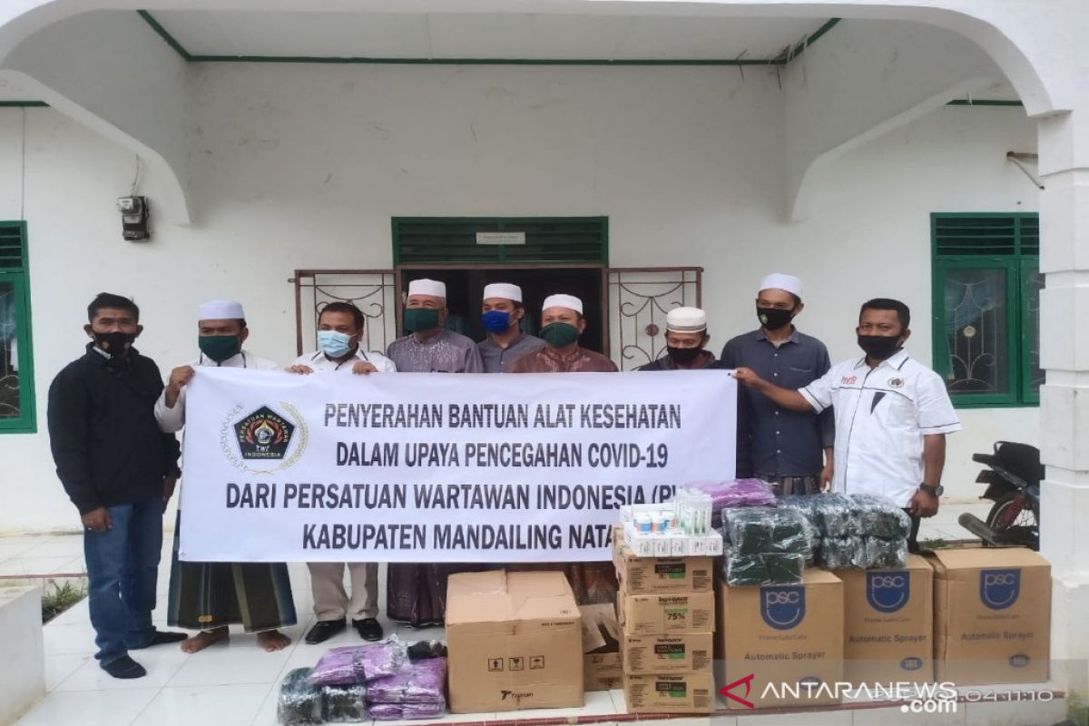 PWI Madina salurkan bantuan alat kesehatan untuk pesantren