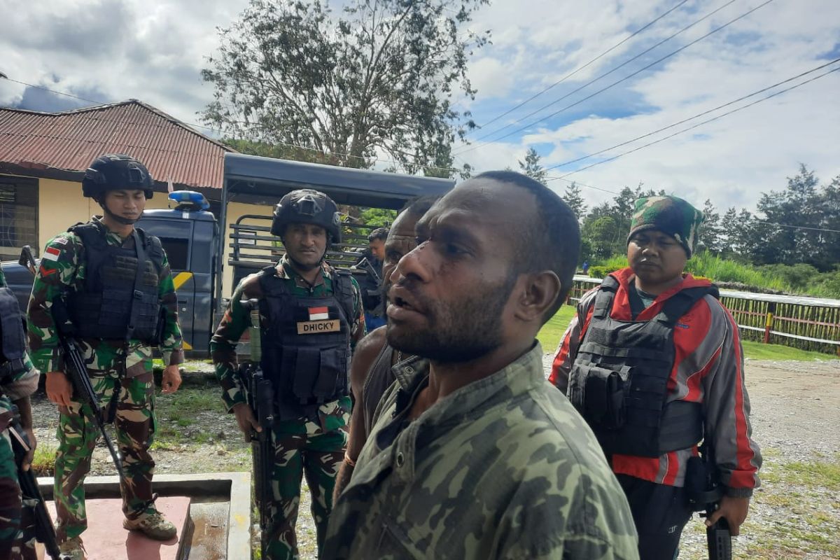 Satgas Yonif 432 Kostrad tangkap pelaku begal di jalan trans Papua