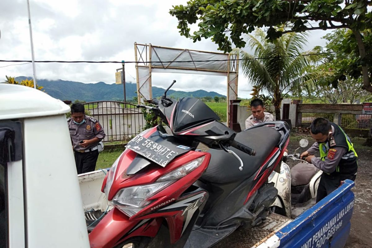 Seorang pelajar luka parah, dua motor adu banteng di depan SMA 1 Darek Loteng