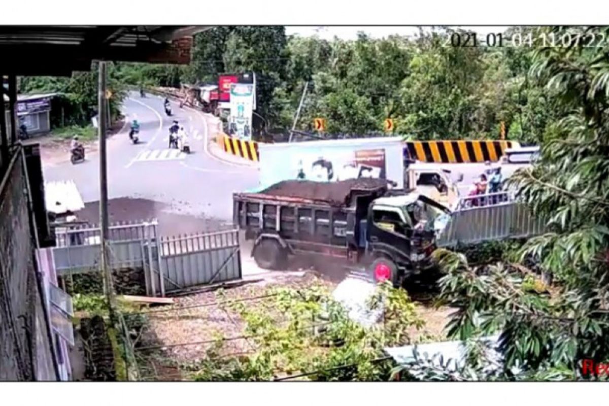 Ini detik-detik dump truk tabrak mobil boks di Lombok Tengah (Video)