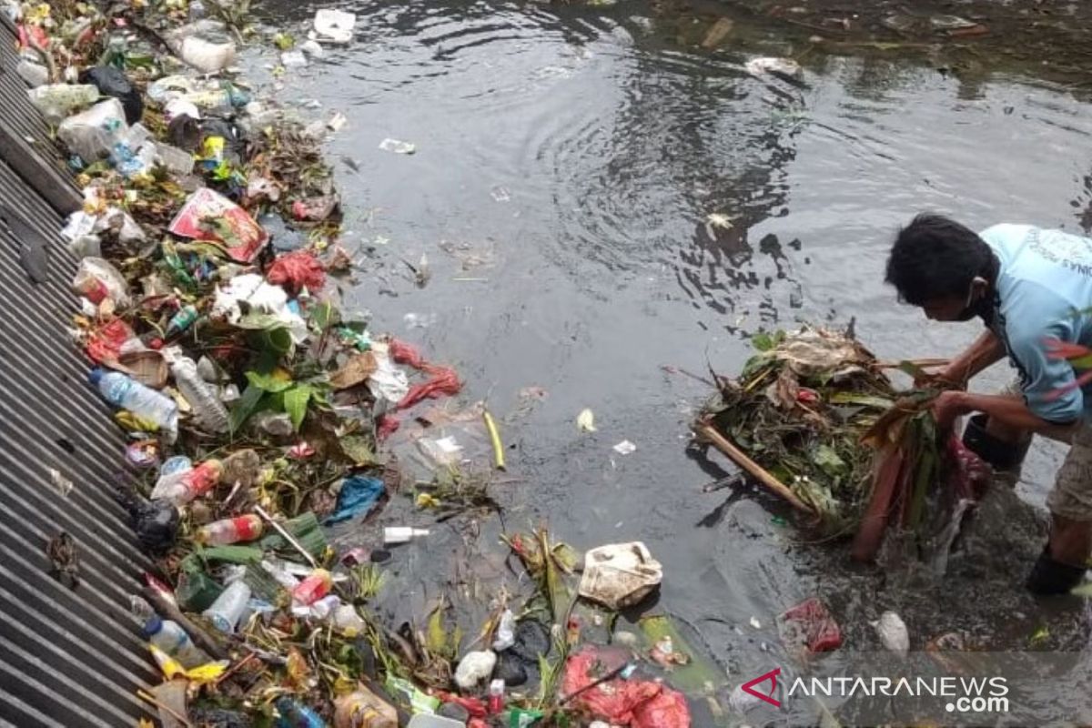 Dinas PUPR Denpasar gencar bersihkan sungai saat musim hujan