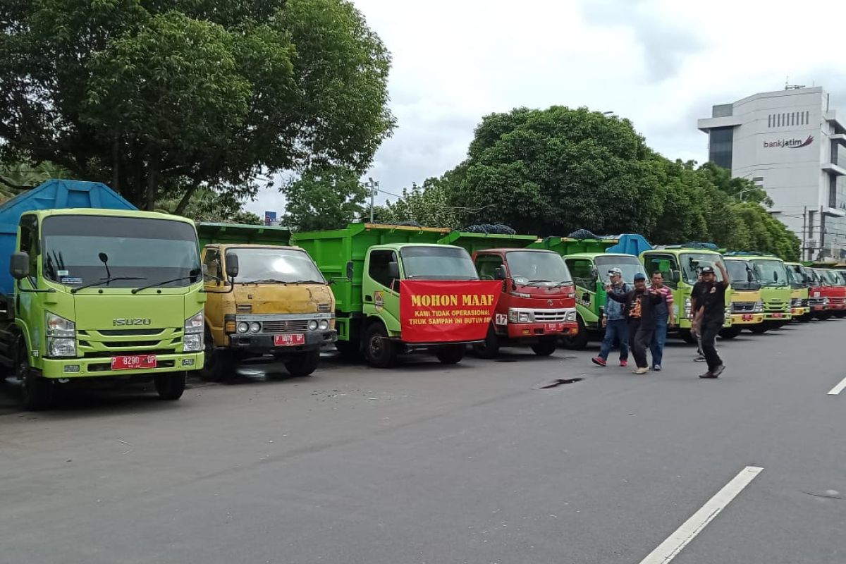 Tak ada anggaran BBM,  puluhan sopir truk pengangkut sampah di  Jember mogok kerja