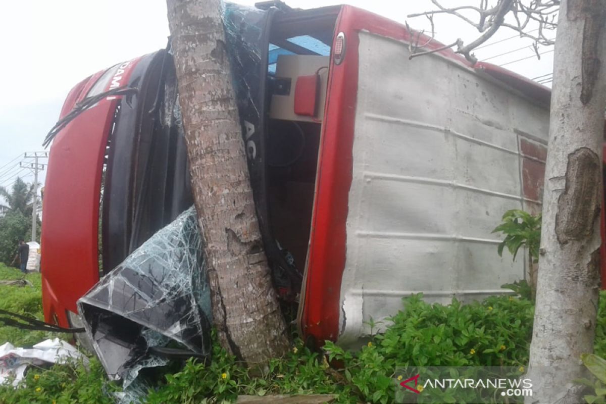 Hindari sepeda motor, bus Damri terguling di Bengkulu Selatan