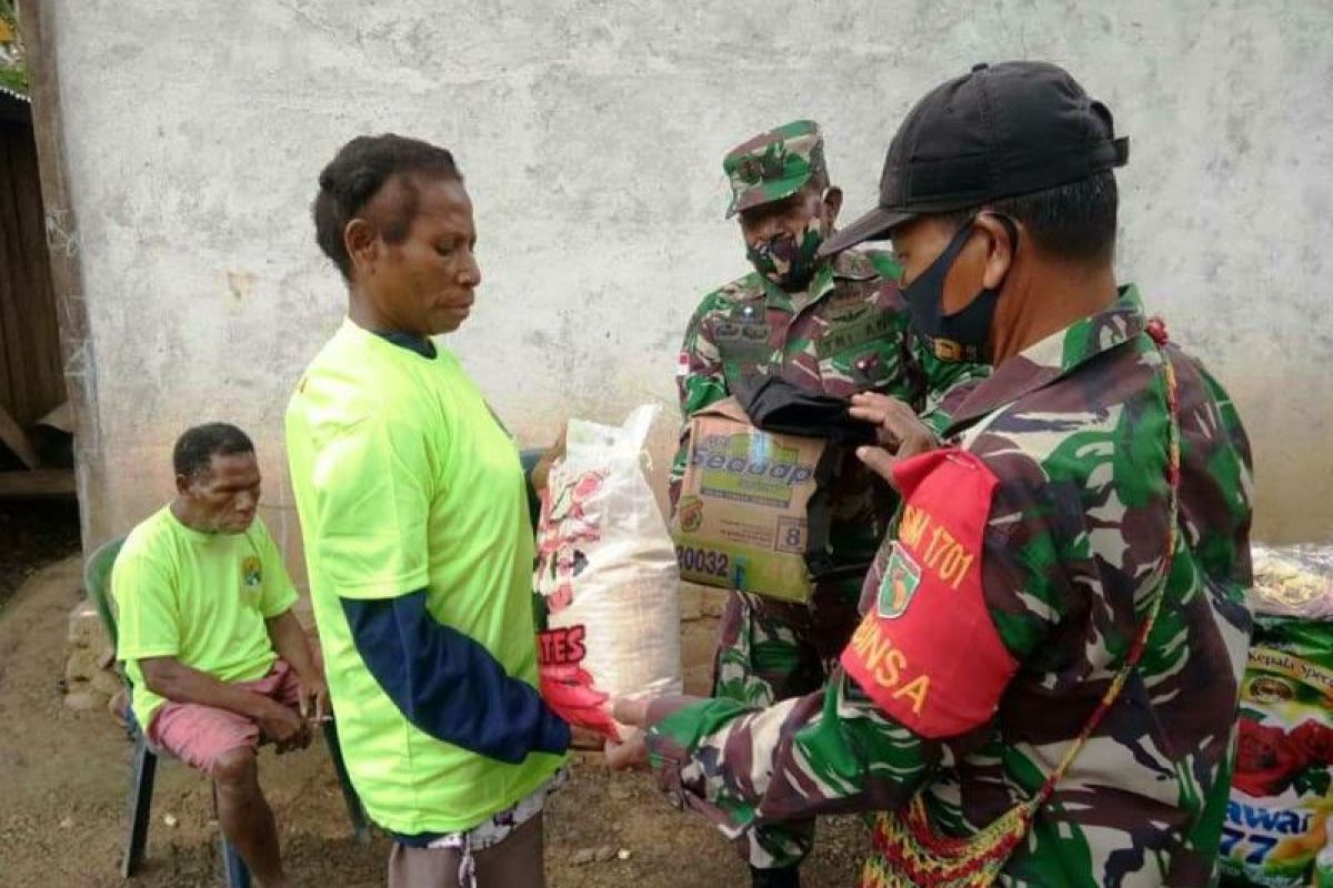 Danramil Waris lakukan komsos pemberian tali asih warga binaan