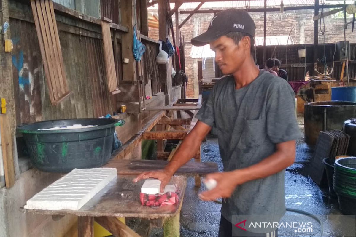 Pengrajin tahu di Aceh kewalahan dapatkan pasokan kedelai