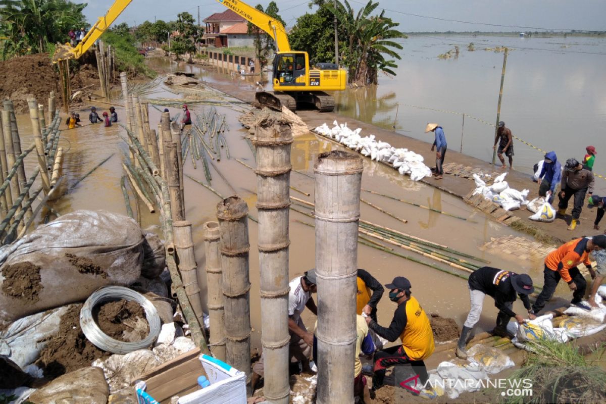 Tanggul Sungai Gelis Kudus yang jebol mulai diperbaiki